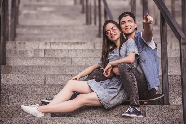 Casal elegante na cidade — Fotografia de Stock