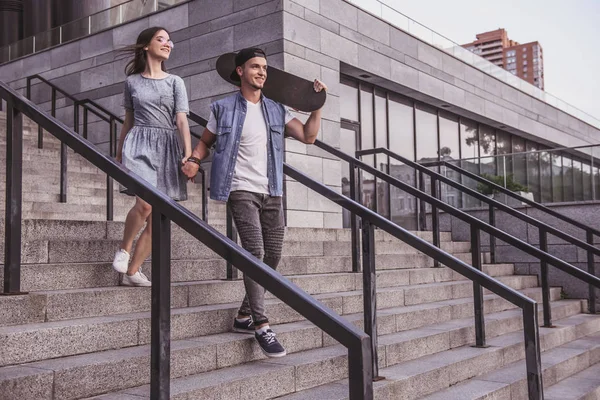 Pareja con estilo en la ciudad — Foto de Stock