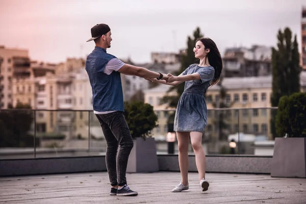 Pareja con estilo en la ciudad — Foto de Stock