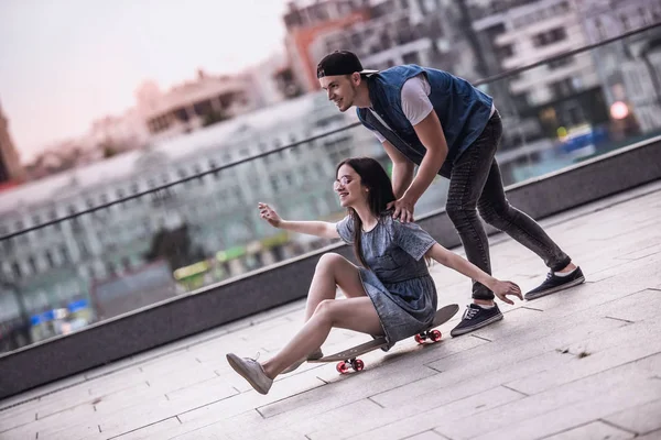 Pareja con estilo en la ciudad —  Fotos de Stock