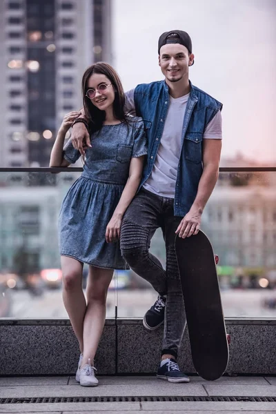 Casal elegante na cidade — Fotografia de Stock