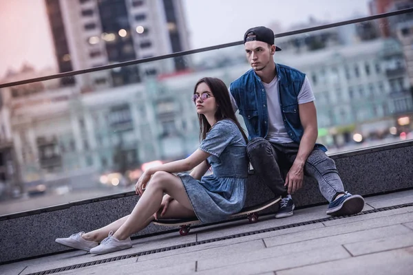 Stilvolles Paar in der Stadt — Stockfoto