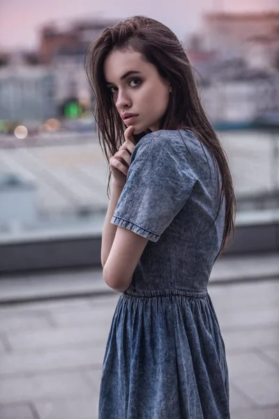 Mooi meisje in stad — Stockfoto