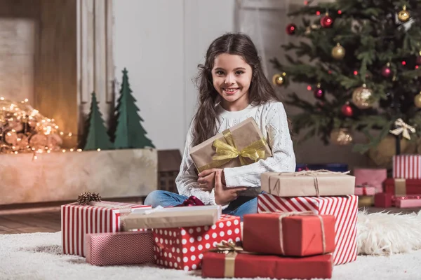 Bonne année ! Fille avec des cadeaux — Photo