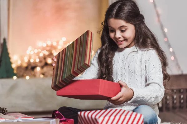 Bonne année ! Fille avec des cadeaux — Photo