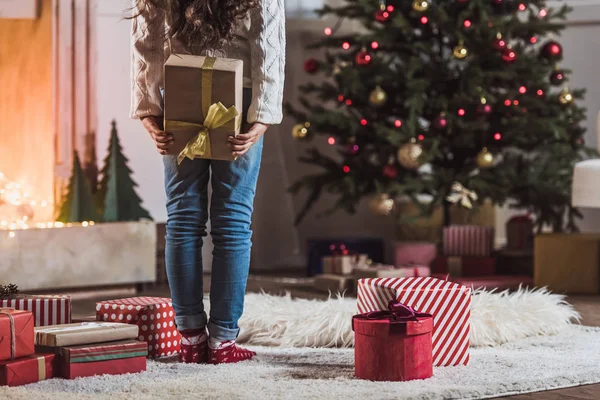 Feliz Ano Novo! Menina com presentes — Fotografia de Stock