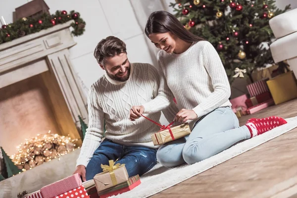 Pareja celebrando Año Nuevo — Foto de Stock