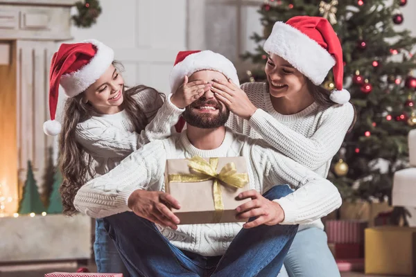 Família celebrando o ano novo — Fotografia de Stock