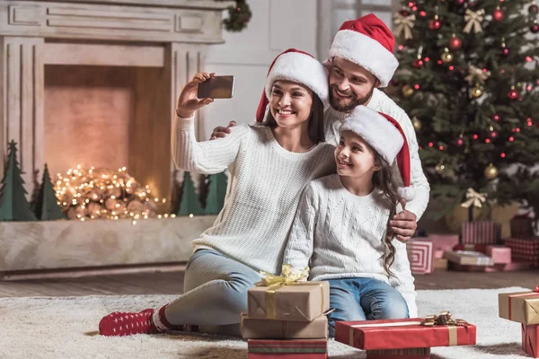 Família celebrando o ano novo — Fotografia de Stock