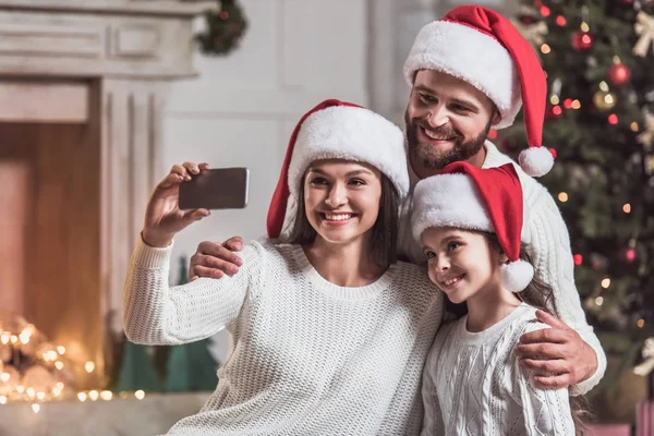 Família celebrando o ano novo — Fotografia de Stock