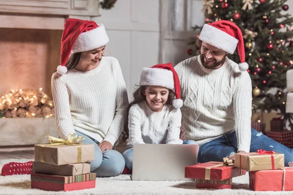 Família celebrando o ano novo — Fotografia de Stock