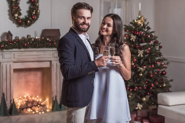 Pareja celebrando Año Nuevo — Foto de Stock