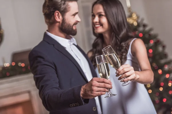 Casal celebrando Ano Novo — Fotografia de Stock