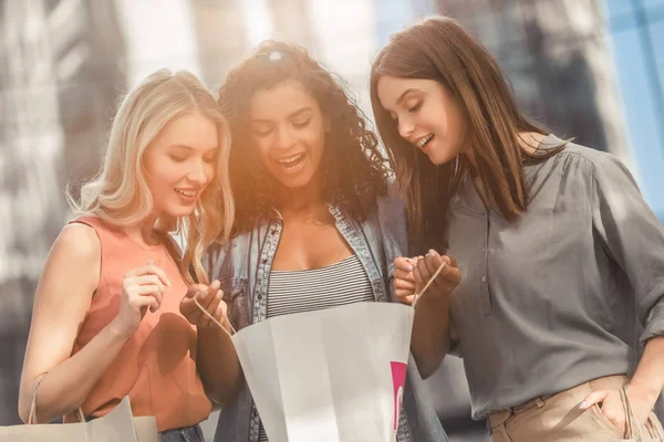 Chicas en la ciudad —  Fotos de Stock