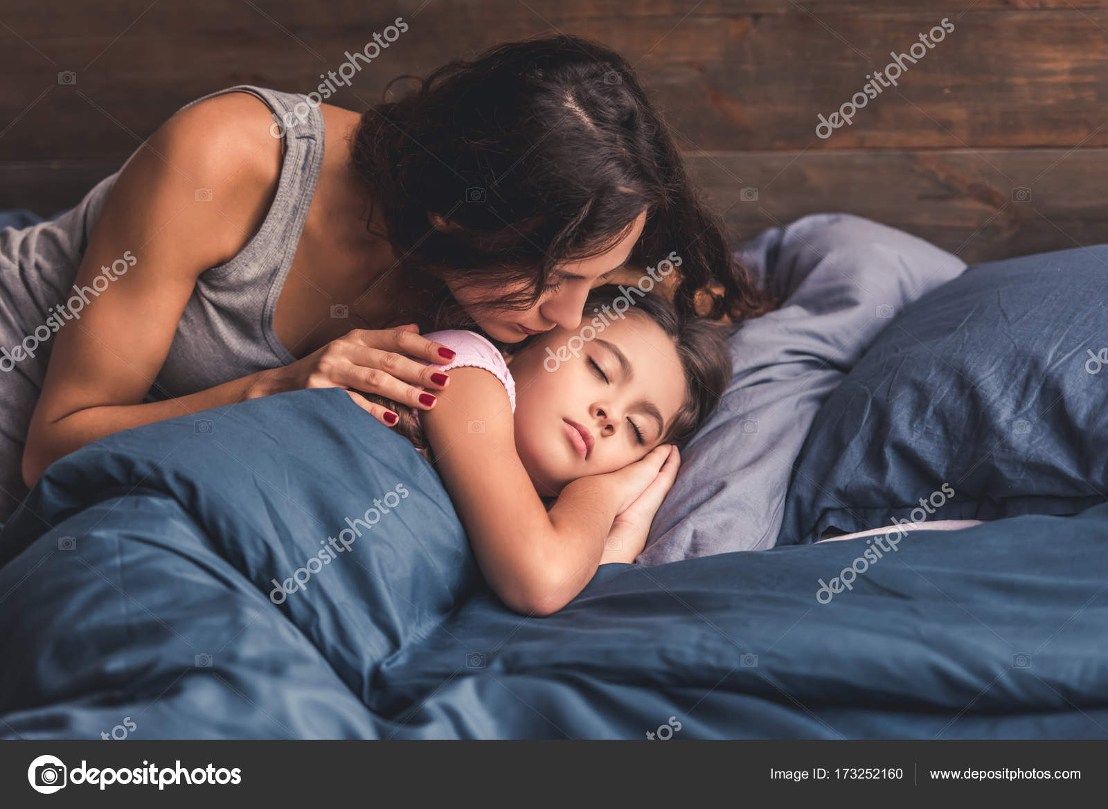 Комната с кроватью ночью. Мама с ребенком перед сном. Чтение перед сном детям. Пришел ночью в спальню к маме. Пришел ночью в спальню к маме.