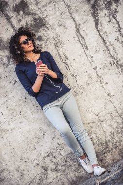 genç bir kadın açık havada