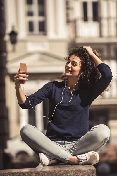 Ragazza che riposa all'aperto — Foto Stock