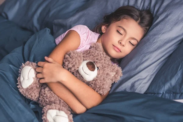 Menina na cama — Fotografia de Stock