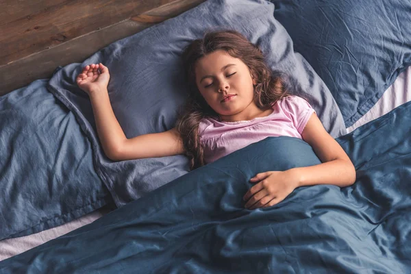 Menina na cama — Fotografia de Stock