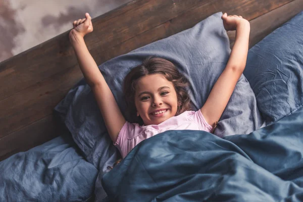 Menina na cama — Fotografia de Stock