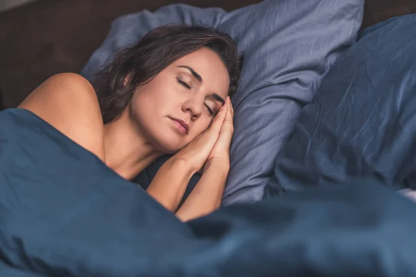 Jovem mulher na cama — Fotografia de Stock