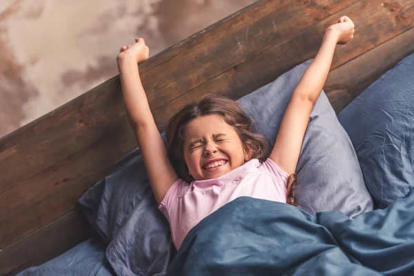 Menina na cama — Fotografia de Stock