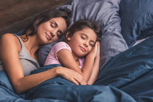 Mom and daughter at home — Stock Photo, Image