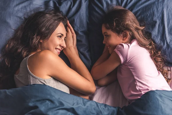 Mom and daughter at home — Stock Photo, Image