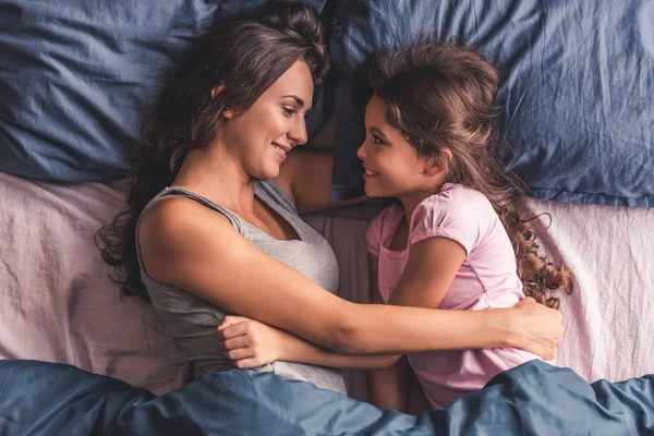 Mom and daughter at home — Stock Photo, Image