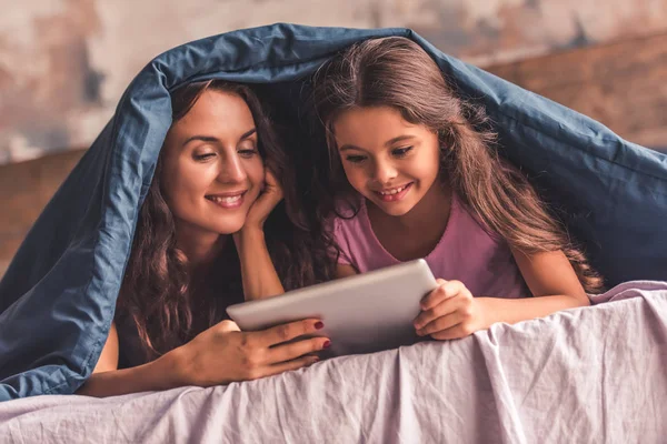 Mamma e figlia a casa — Foto Stock