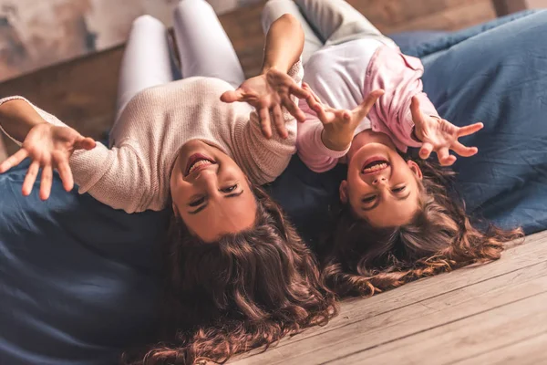 Mãe e filha em casa — Fotografia de Stock