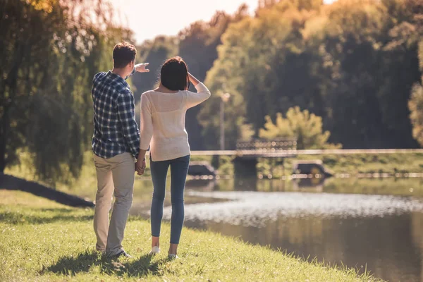 Koppel in het park — Stockfoto