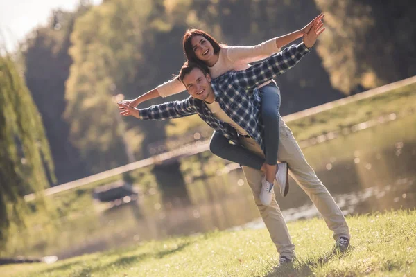 Koppel in het park — Stockfoto