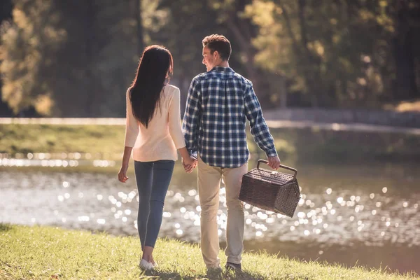 Paar im Park — Stockfoto