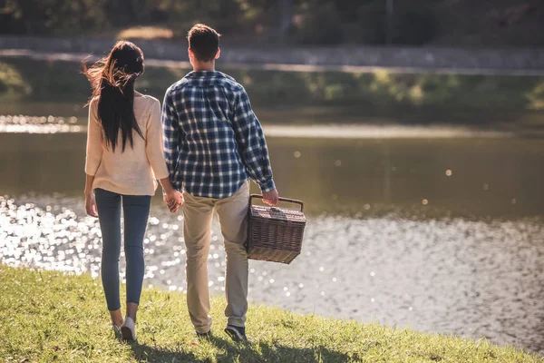 Casal no parque — Fotografia de Stock