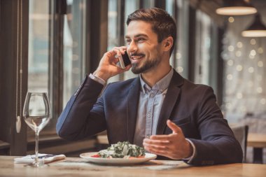 restoranda yakışıklı adam