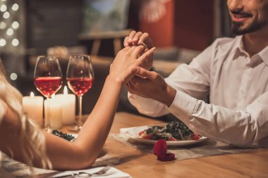 Restoranda öneriyor adam