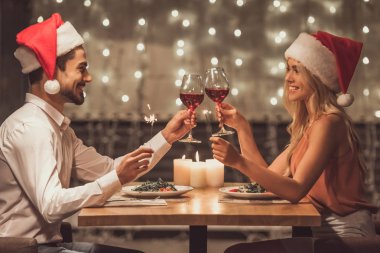 Yeni yılı kutlayan çift