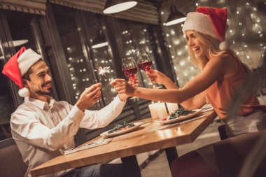 Yeni yılı kutlayan çift