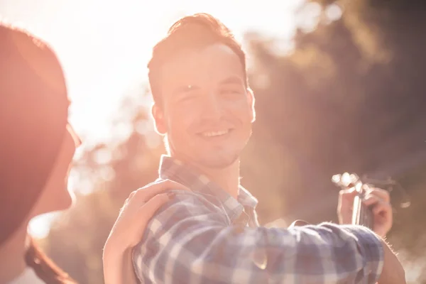 Paar im Park — Stockfoto