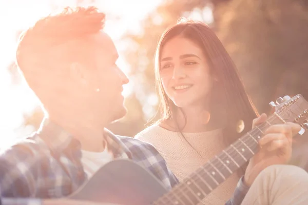 Pareja en el parque — Foto de Stock