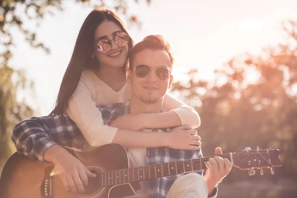 Casal no parque — Fotografia de Stock