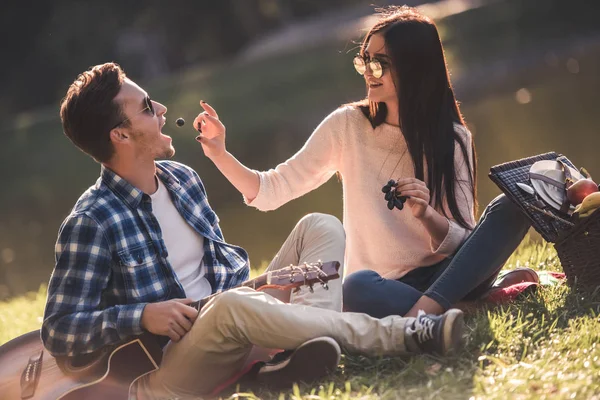 Casal no parque — Fotografia de Stock