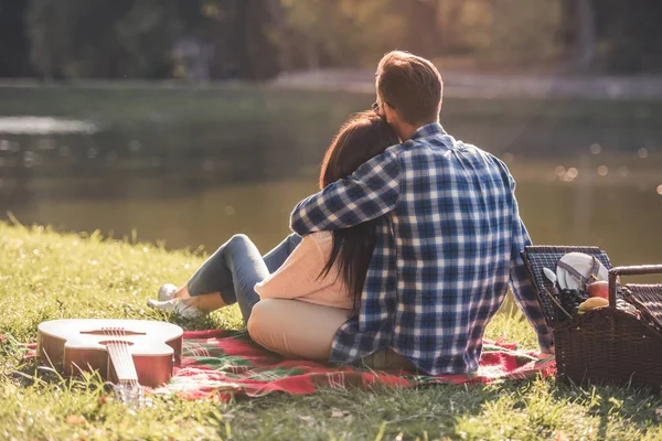 Couple dans le parc — Photo