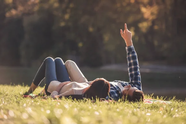 Couple dans le parc — Photo