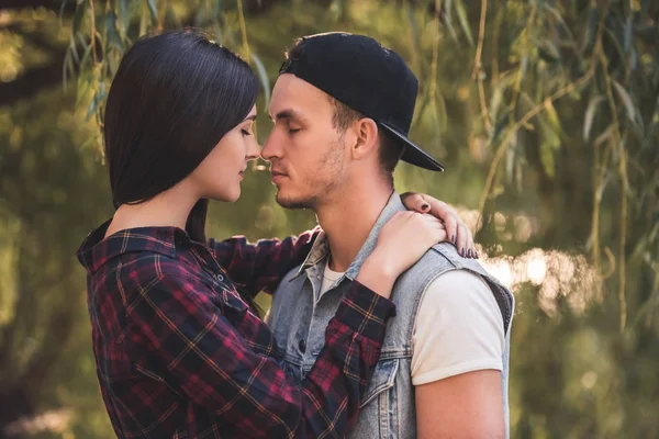 Casal no parque — Fotografia de Stock