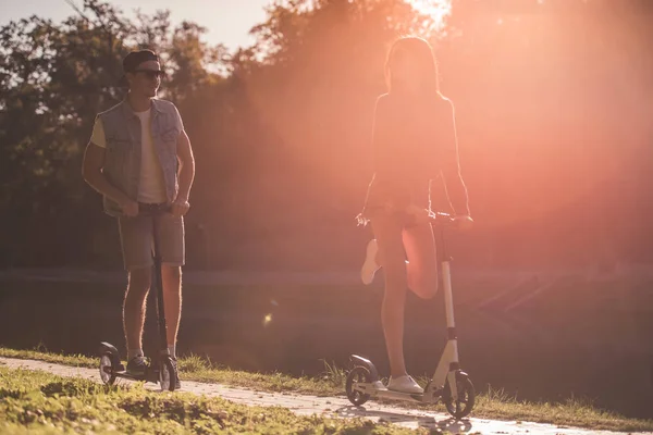 Pár a parkban — Stock Fotó