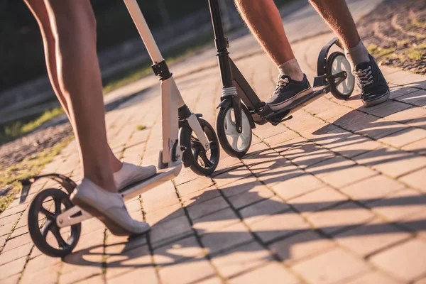 Paar im Park — Stockfoto