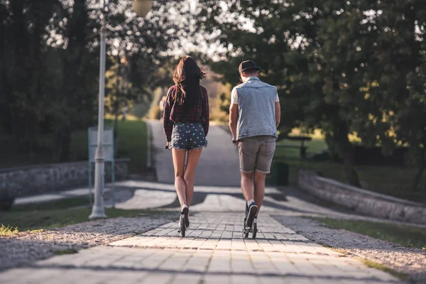 Paar im Park — Stockfoto