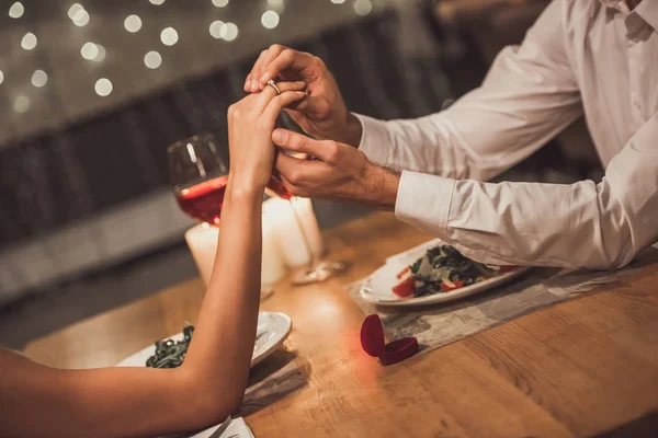 Homem propondo em restaurante — Fotografia de Stock